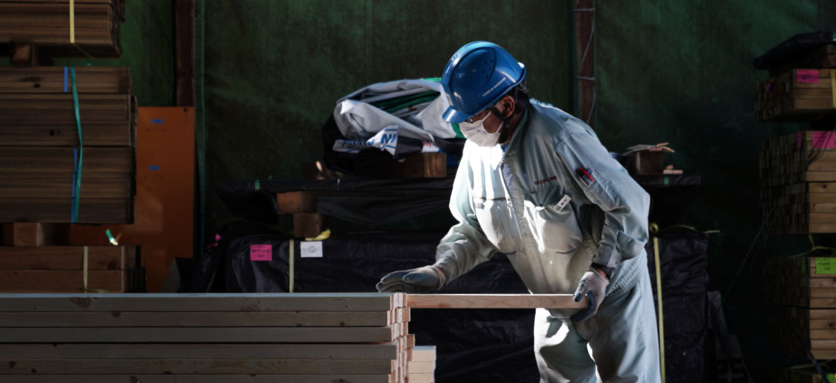 防腐加工やサーモウッドに使用する木材の状態を目視で確認