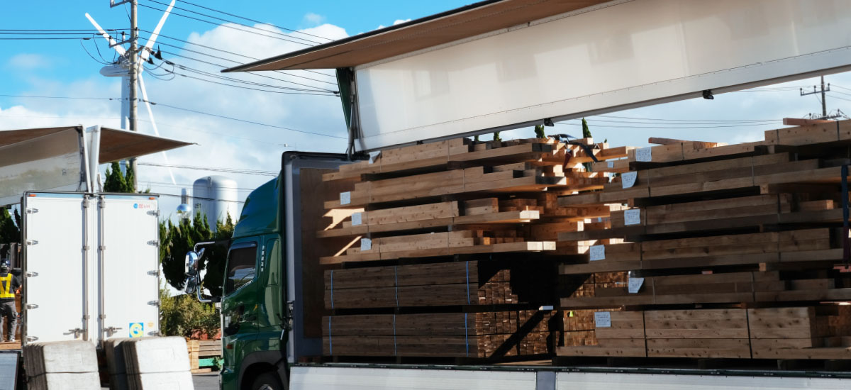 防腐木材、サーモウッド外装材、胴縁などを運搬