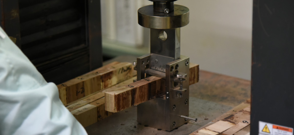 床板やウッドデッキ材などの木材製品の強度検査で品質をチェック