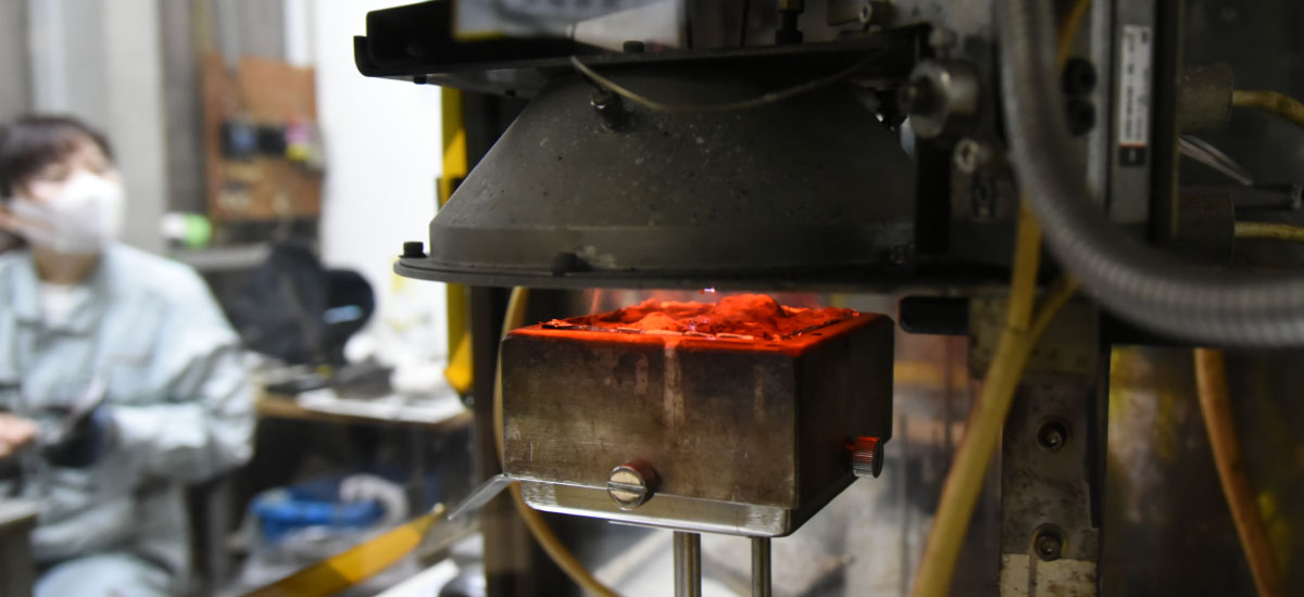 公共建築などの内装にも使われる準不燃木材の品質管理を行う