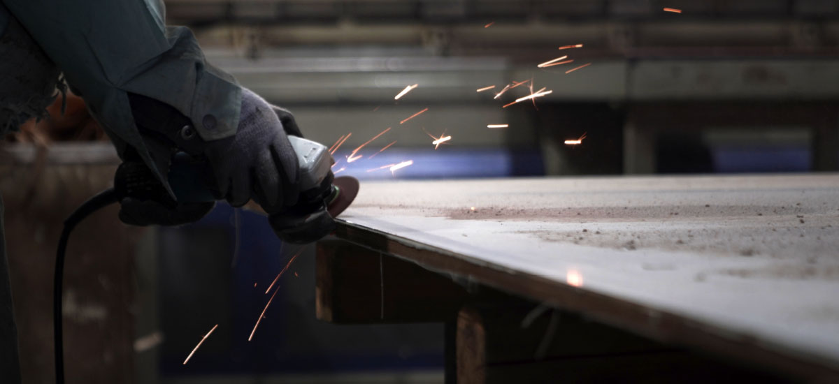 木材を使った軽量な複合板アルミブロックドアを製造