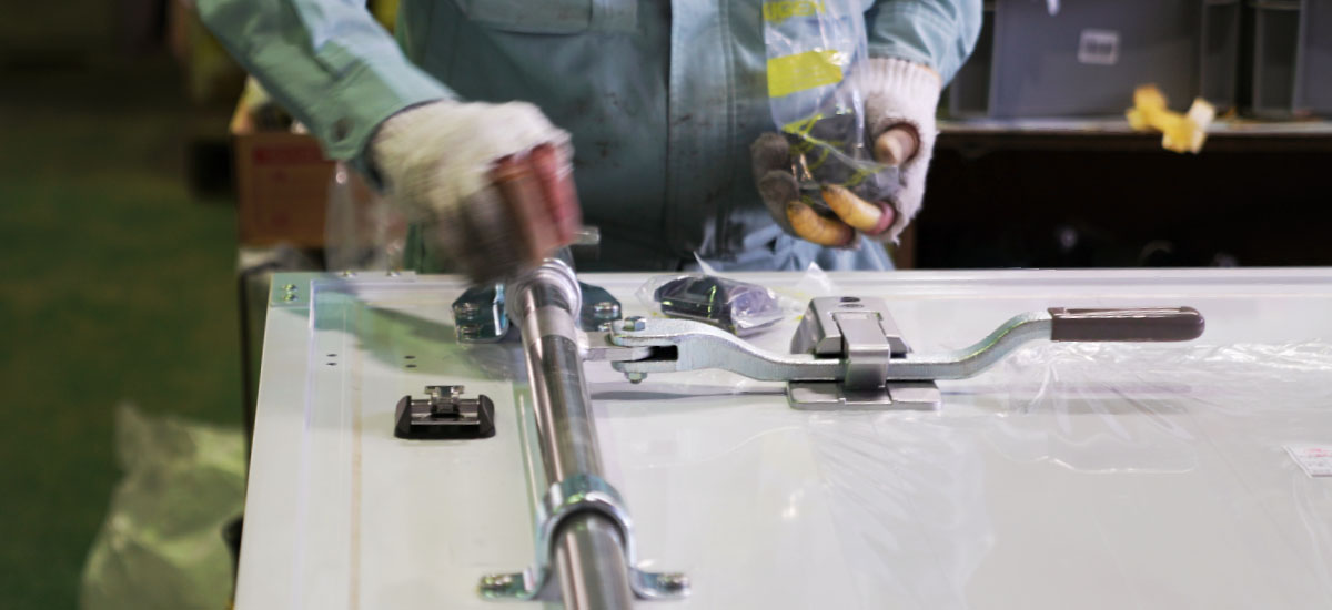 木材と金属の接着技術を使った軽量なトラック用アルミブロックドア