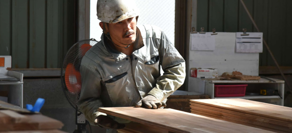 多数の販売実績のある軽量なトラック床板を製造