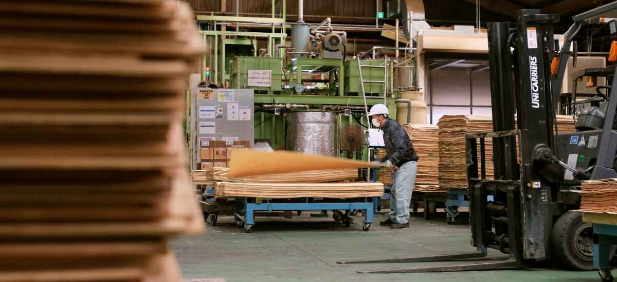 国産材や地域産材を選別しウッドデッキを製造します