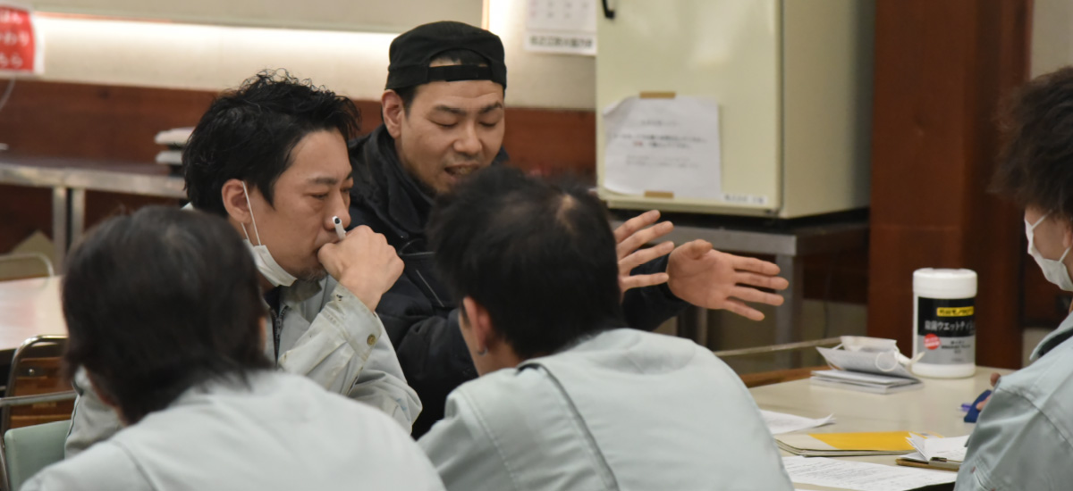 生産改善や対策についてチームで議論をかわす