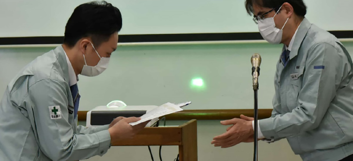 社内表彰を受ける準不燃木材の開発担当者