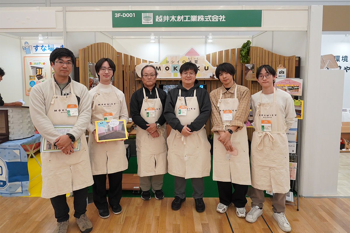 越井木材工業　保育博2026出展　スタッフの様子