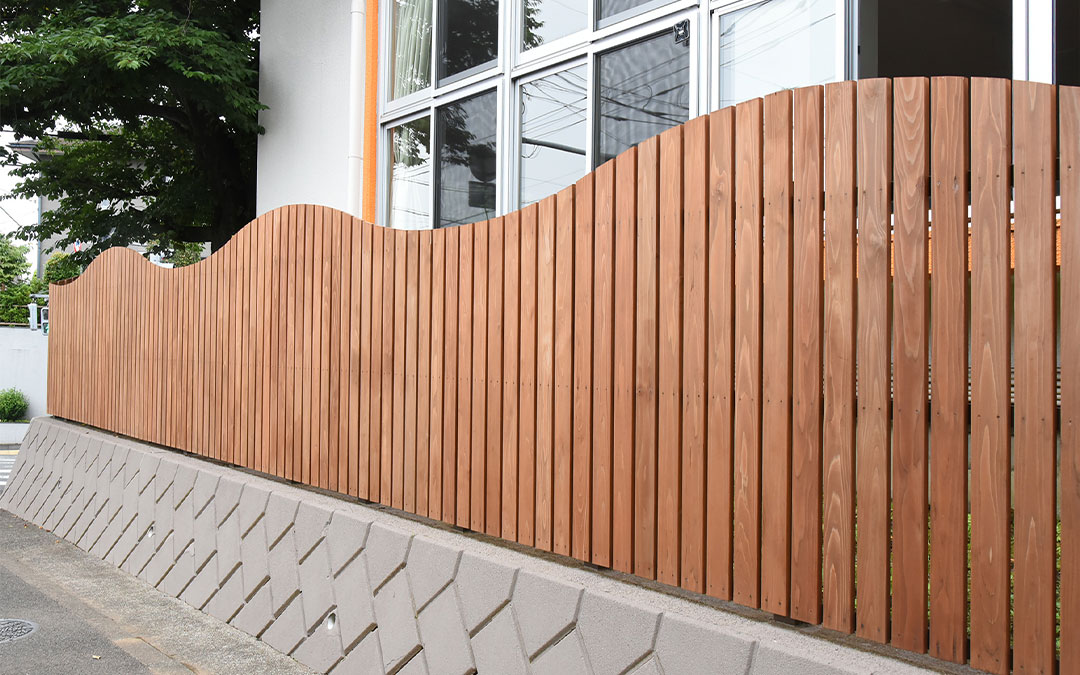 木の街並み創出事業を活用した東京都町田市の保育園でのウッドフェンス事例 目隠しとしつつやわらかい雰囲気