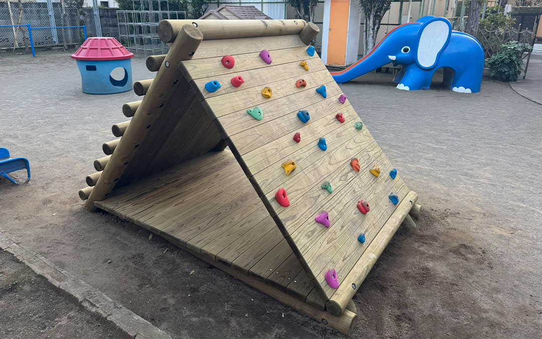 木育補助事業を活用した東京都杉並区の幼稚園でのボルダリング遊具 