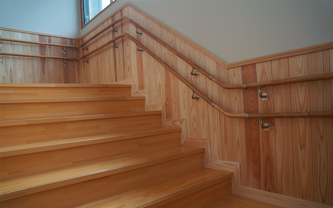 木育補助事業を活用した東京都多摩市の保育園での腰壁事例 こどもが触れる高さに木材