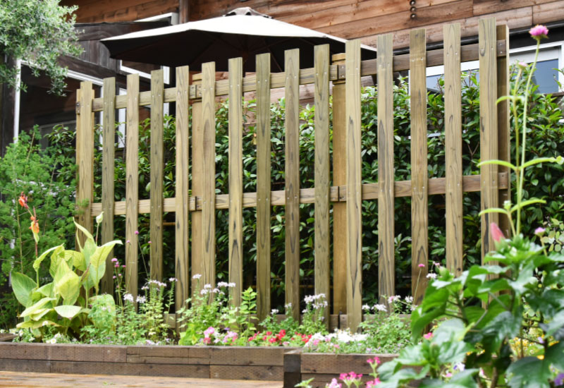 設置が簡単でお庭が映えるウッドフェンスDIY施工事例