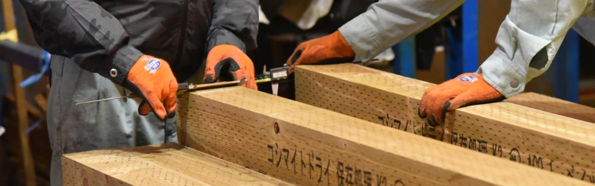 国内の自社工場で土台用の木材に防腐防蟻処理を行う