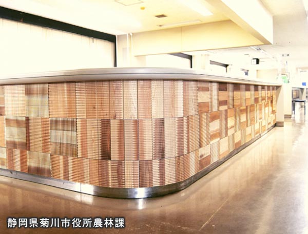 静岡県菊川市役所農林課のカウンター部分にスギロカウォールを設置