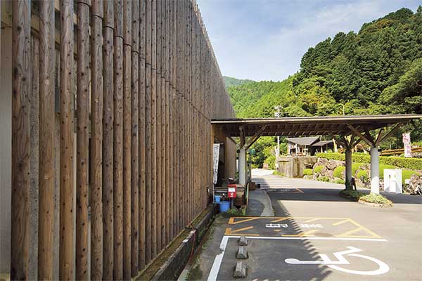 うまじコミュニティセンター馬路温泉＜外装ルーバー：コシイ・スーパーサーモ＞