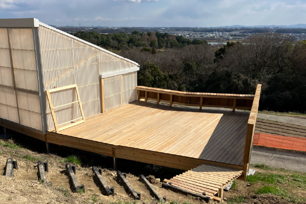 みとろの丘（みとろフルーツパーク）＜ウッドデッキ・ベンチ：コシイ・スーパーサーモ＞