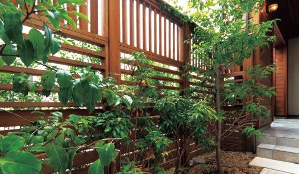 植物とも相性の良い木製フェンス