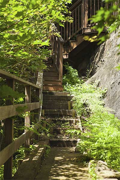 回廊のあるウッドデッキ