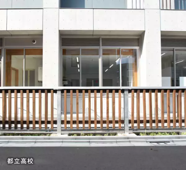 東京都ガイドライン仕様木製フェンス　都立高校施工例