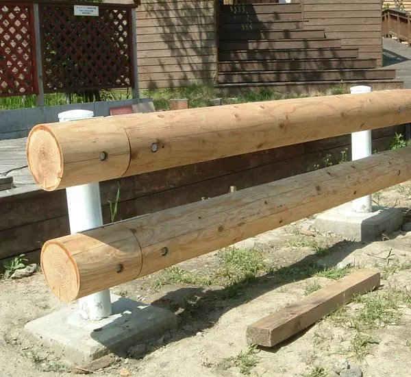間伐材を活用した木製ガードレール
