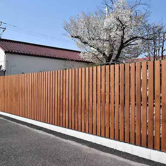 天然木ならではのあたたかみのあるサーモウッド木製フェンスはご近所からも好評
