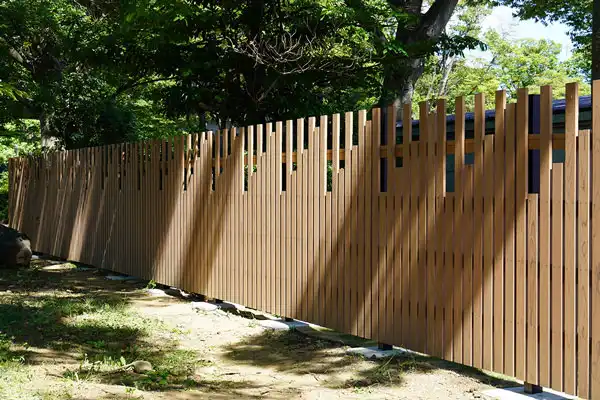 都立代々木公園　陸上競技場＜サーモウッド木製デザインフェンス：コシイ・スーパーサーモ＞／東京都渋谷区