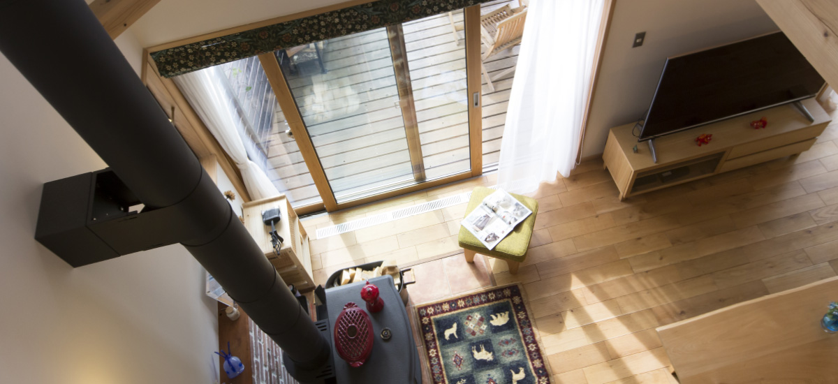 無垢のフローリングと木製サッシのインテリア