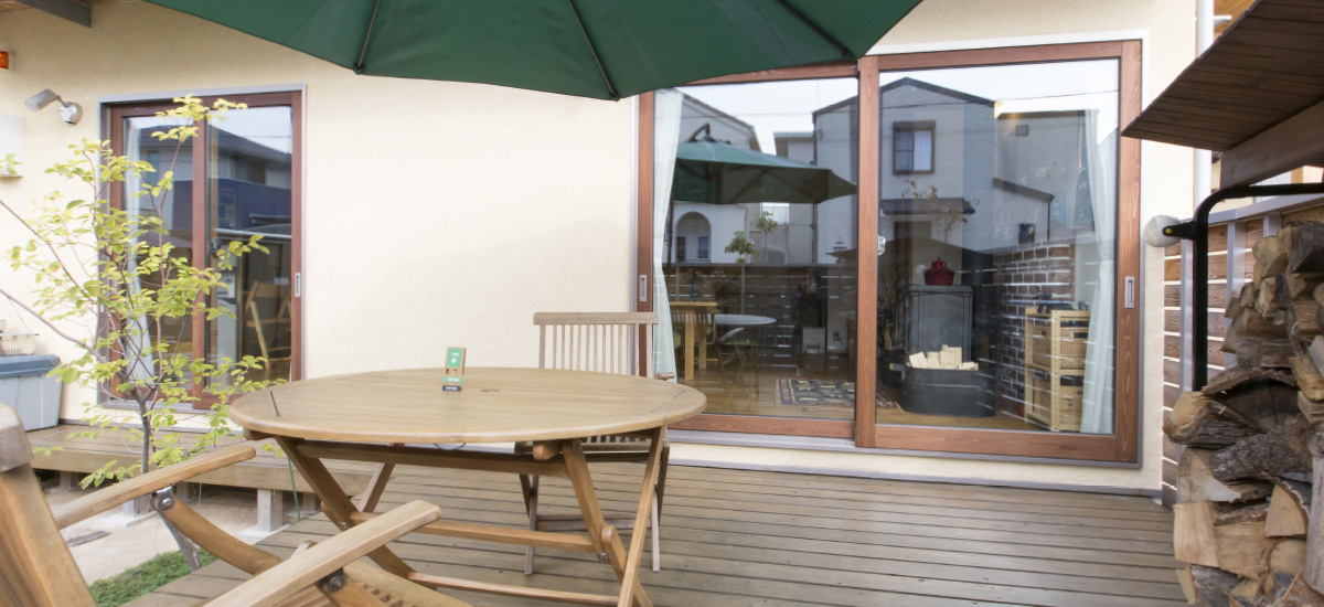 リフォームにもおすすめな木の掃き出し窓とウッドデッキ