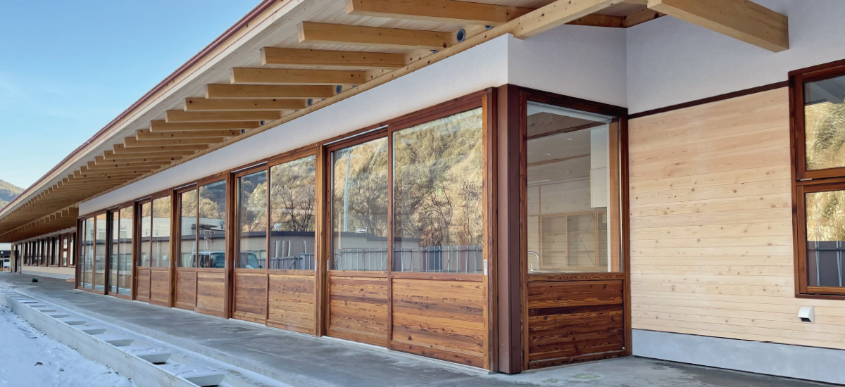 公共建築物にも採用される大型木製サッシ