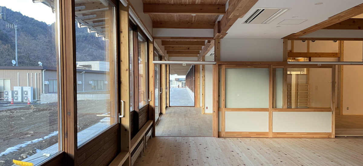 カスタムメイドで大型の木製サッシを実現