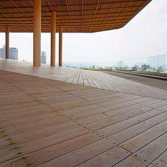 地域産材を活用したサーモウッドを使用したおりづるタワーのウッドデッキ